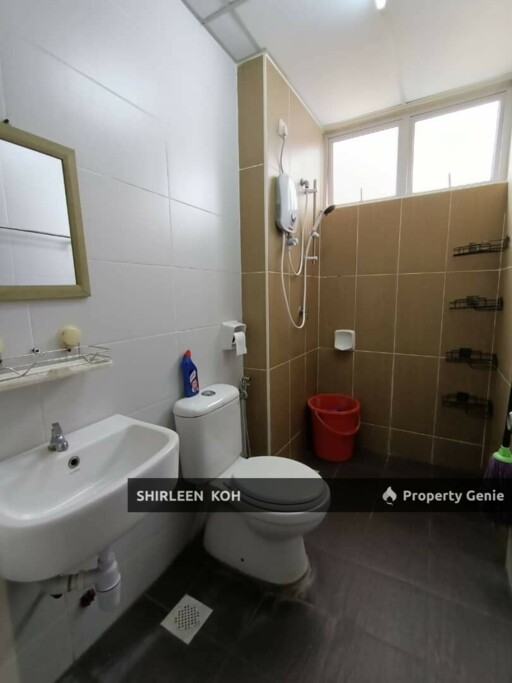 Larkin heights Female room for rent