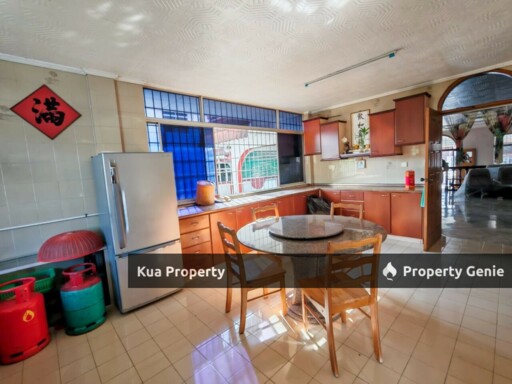 Double Storey Semi-Detached House For Rent! Located at Kenyalang, Near Spring
