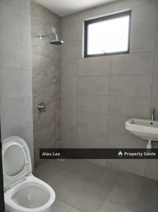 Spacious 3BR Corner @ Holmes 2 | 979sf Mid Floor | Park Views | LRT Walk
