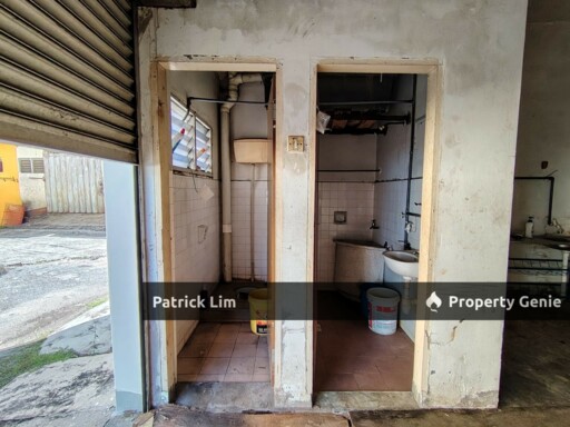 End Lot Bukit Beruang [Ground Floor] Shop Lot For Rent