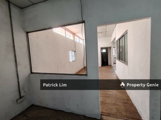 Ayer Keroh Main Road (1St Floor) End Lot For Rent