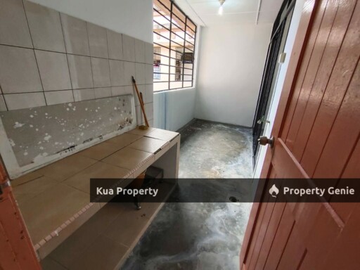 Big Size MJC 3rd Floor Corner Shophouse / Apartment For Sale