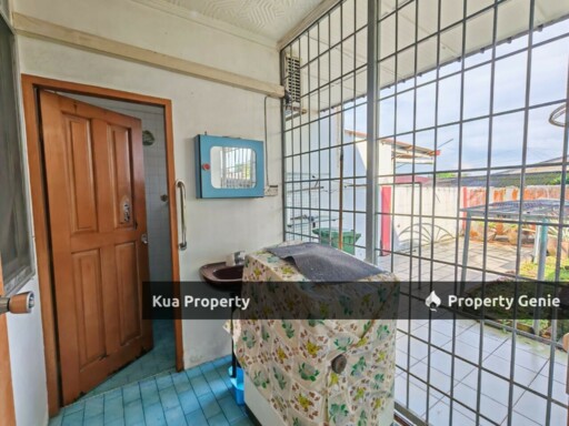 Double Storey Semi-Detached House For Rent! Located at Kenyalang, Near Spring