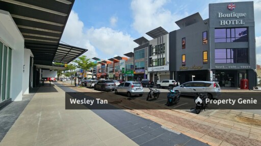 Melaka Raya 1.5 Storey Commercial Corner Shop with Rooftop Balcony Surrounded by 5 Banks