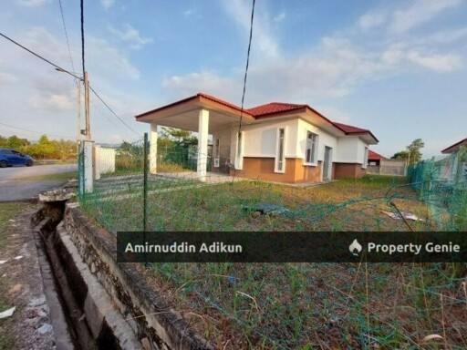 Banglo Tasik Senangin Mahkota Hill