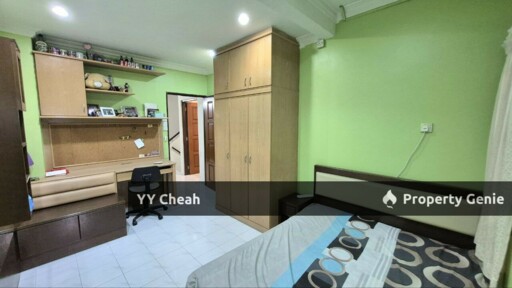 2.5 Storey House 6 Rooms - Facing Field - Good For Big Family