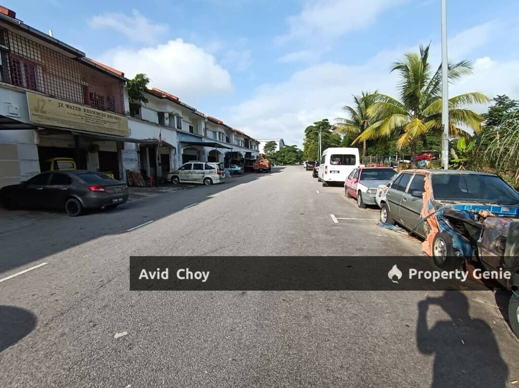 Taman pasir putih, ground floor shop