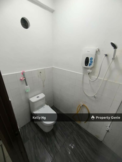 2 Sty Renovated House With Air Cond & Water Heater Att Tmn Sri Indah Klang For Rent