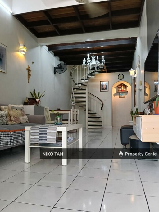 [RENOVATED]1.5Stry Jalan Molek 2/2x Taman Molek For Sale