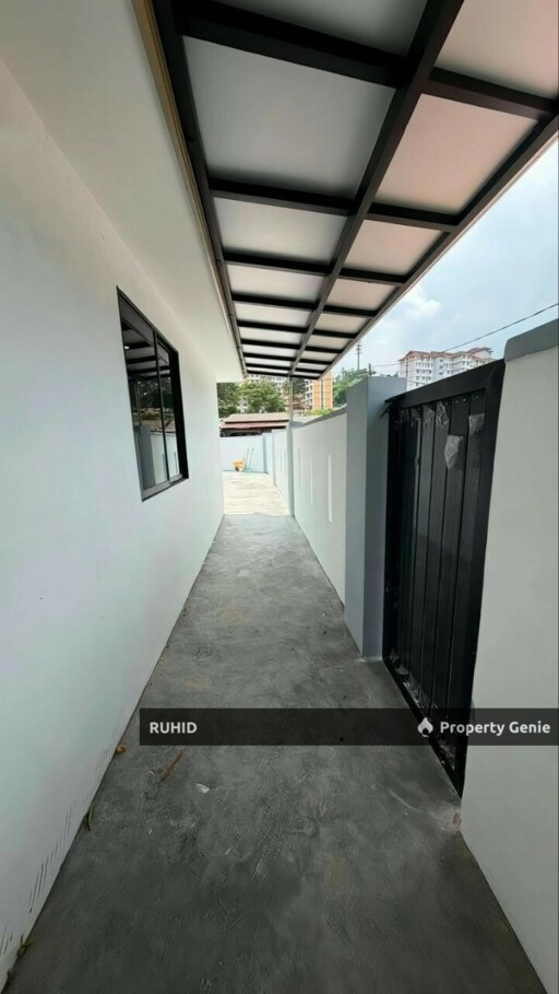Corner Lot Single Storey House, Taman Sri Pulai – Freehold, 2,000 Sqft