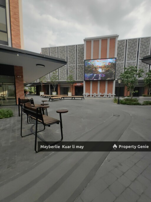 Gardens Square Coner Shop For Rent