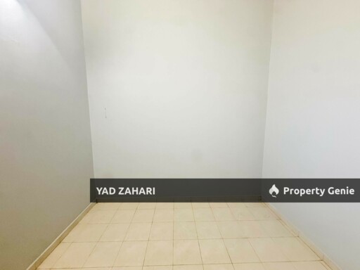 Seksyen 30, Jalan Kebun Shah Alam | Single Storey Terrace 4 Bedrooms | RM380K - Flexible Deposit, Kitchen with Table Top and Nearby School