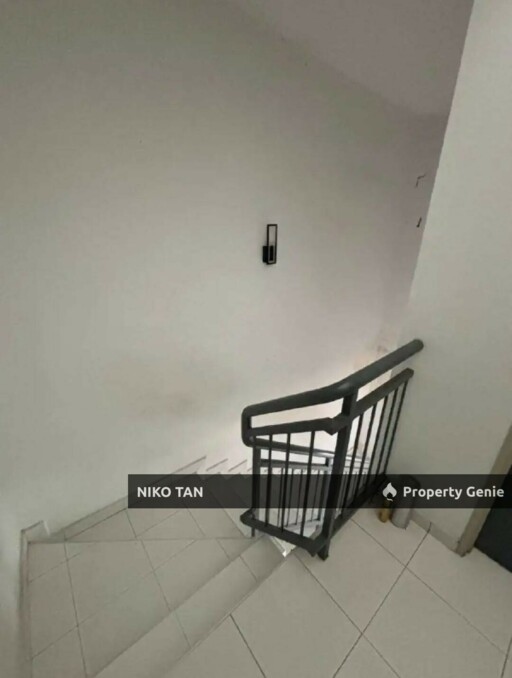 Jalan Perjiranan Laman Kiara 2Stry Endlot Taman Air Biru For Sale