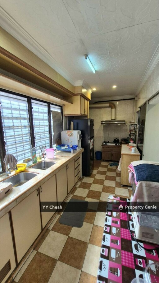 2.5 Storey House 6 Rooms - Facing Field - Good For Big Family