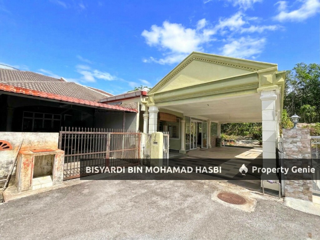 Corner Lot Renovated Single Storey Semi Detached Taman Desa Ixora, Senawang.