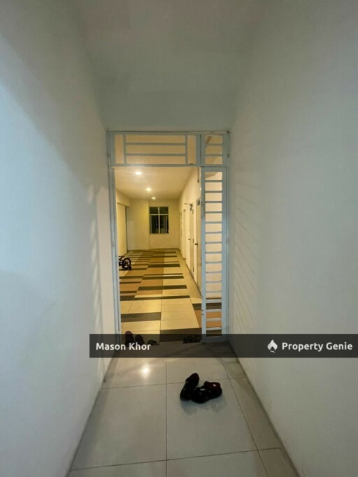 THE OASIS CONDOMINIUM LOWER FLOOR 1085sf BARE UNIT 1CP GELUGOR