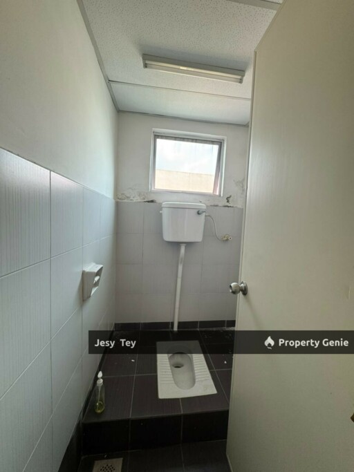 Taman Molek 2nd Floor For Rent