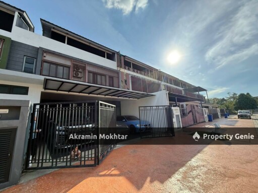 Freehold, Beautifully Renovated & Partially Furnished | 3 Storey Superlink Thistle Grove, Denai Alam