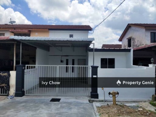 Taman Kluang Barat Double Storey Medium house for rent