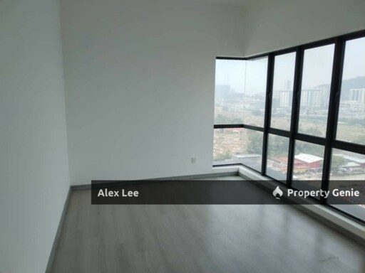 Spacious 3BR Corner @ Holmes 2 | 979sf Mid Floor | Park Views | LRT Walk