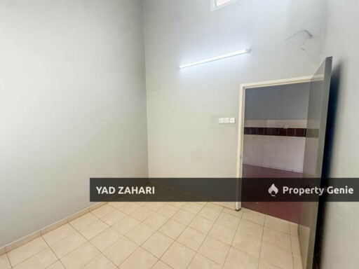 Seksyen 30, Jalan Kebun Shah Alam | Single Storey Terrace 4 Bedrooms | RM380K - Flexible Deposit, Kitchen with Table Top and Nearby School