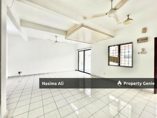 Spacious Unit- 2 Storey, Jalan Turmalin Seksyen 7 Shah Alam