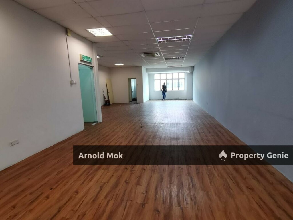 3 storey Shoplot (1st & 2nd floor) at Taman Molek for Rent