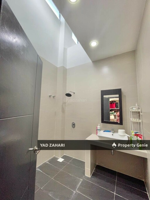 Semi-furnished Double Storey Zero Lot Bungalow Next to the Natural Lake, Perdana Heights