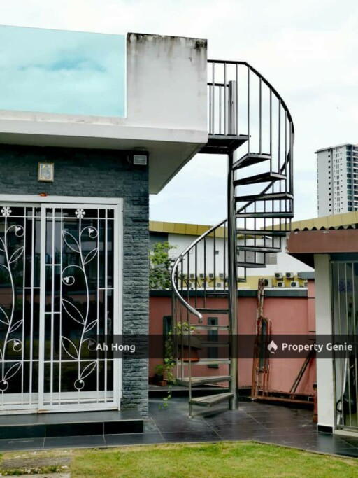Kempas Utama / Double Storey Semi D / Serrisa Villas / Corner Lot / Renovated / Freehold