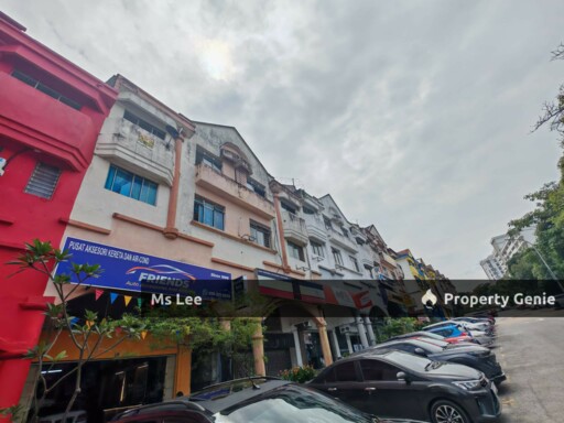 Female Room 2 RM550 @ 2nd Floor Shop Apt-Sek 7-Shah Alam-near UITM-Ready 15/10