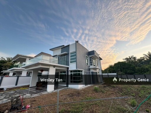 2 Storey Bungalow Corner 9,500sqft Fully Renovated & Furnished 24/7 Gated & Guarded
