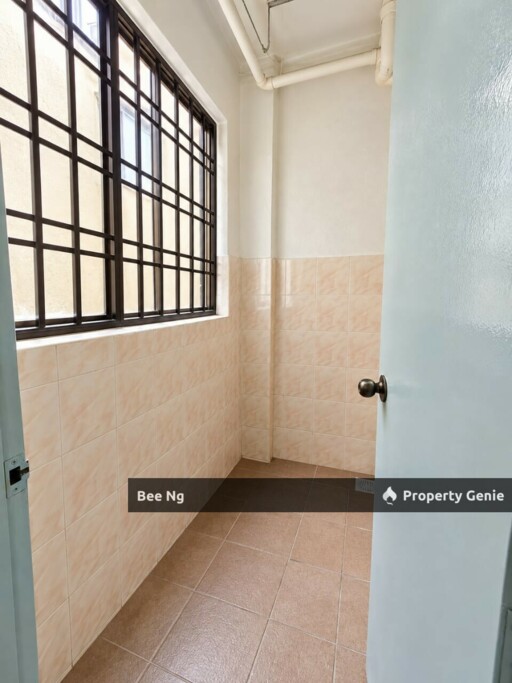Tampoi Utama / Ground Floor Flat / Fully Renovated / Full Loan