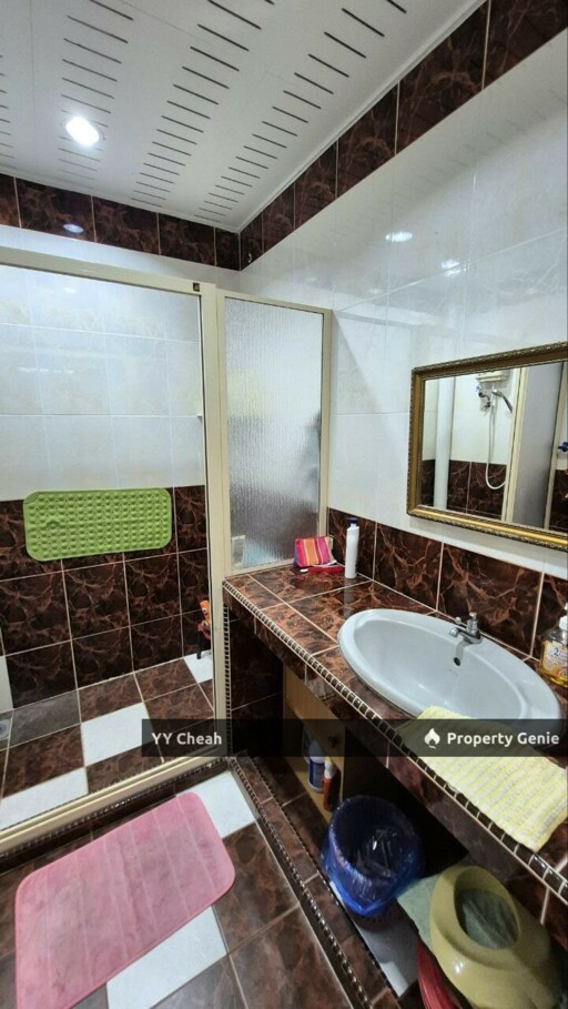 2.5 Storey House 6 Rooms - Facing Field - Good For Big Family