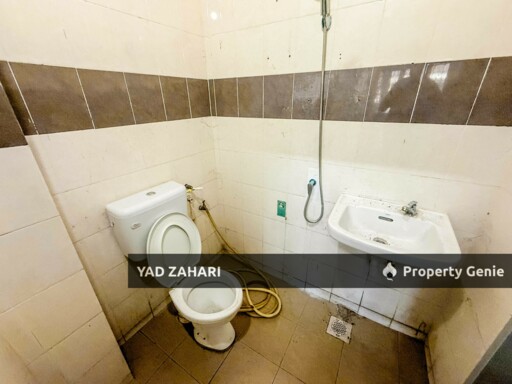 Seksyen 30, Jalan Kebun Shah Alam | Single Storey Terrace 4 Bedrooms | RM380K - Flexible Deposit, Kitchen with Table Top and Nearby School