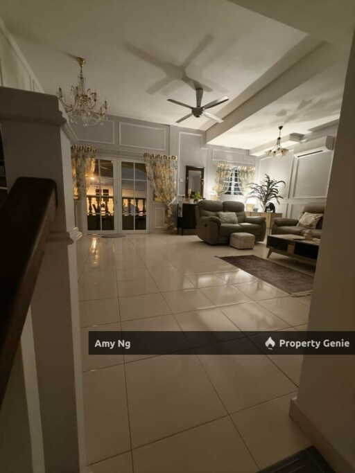 FreeHold Fully Furnished 3 Stry Thompson For Sale