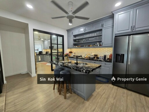 2 Sty Semi D, Freehold, Super Cheap, Gated Guarded, Renovated, Corner