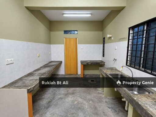 Teres 1.5 Tingkat in Rasah Jaya, Freehold 1600 sqft