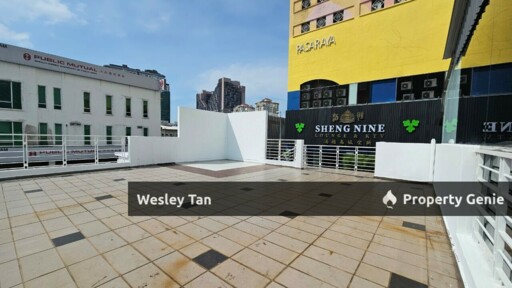 Melaka Raya 1.5 Storey Commercial Corner Shop with Rooftop Balcony Surrounded by 5 Banks