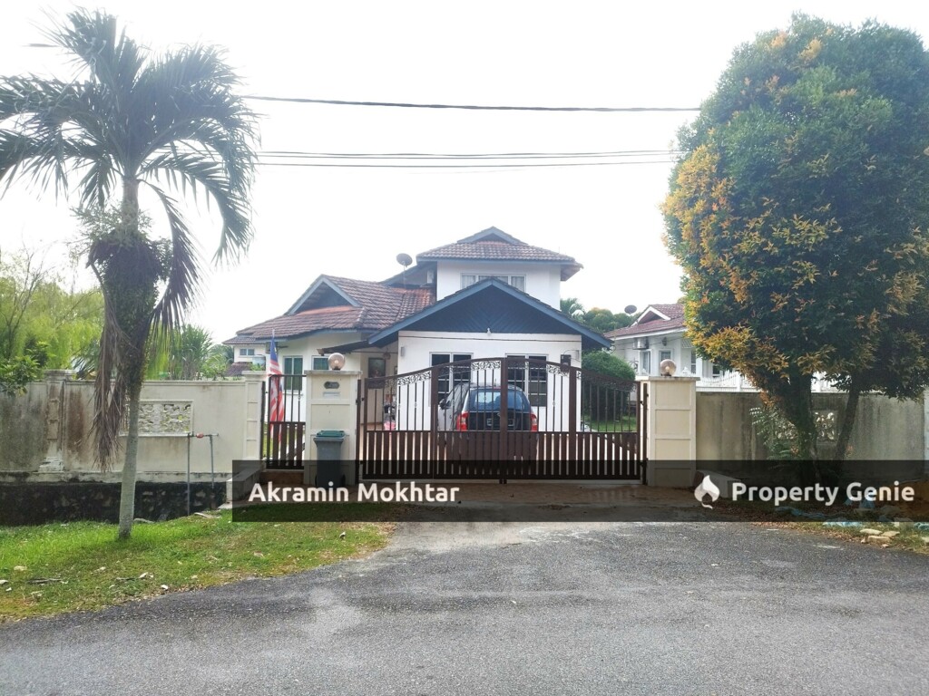 Freehold, Facing Open & Renovated | 1½ storey bungalow Rasah Kemayan @ Seremban 2