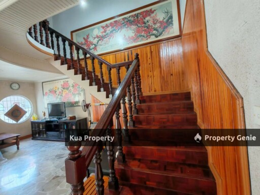 Double Storey Semi-Detached House For Rent! Located at Kenyalang, Near Spring