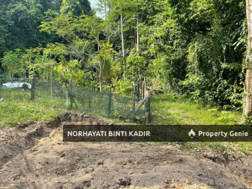 (HOT AREA) LOT BANGLO BESERAH BERHAMPIRAN KG DARAT SEKOLAH