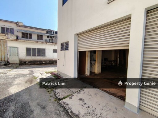 End Lot Bukit Beruang [Ground Floor] Shop Lot For Rent