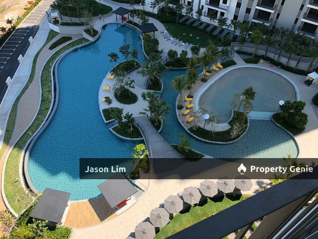 Luxury Condominium With Pool View And Seaview