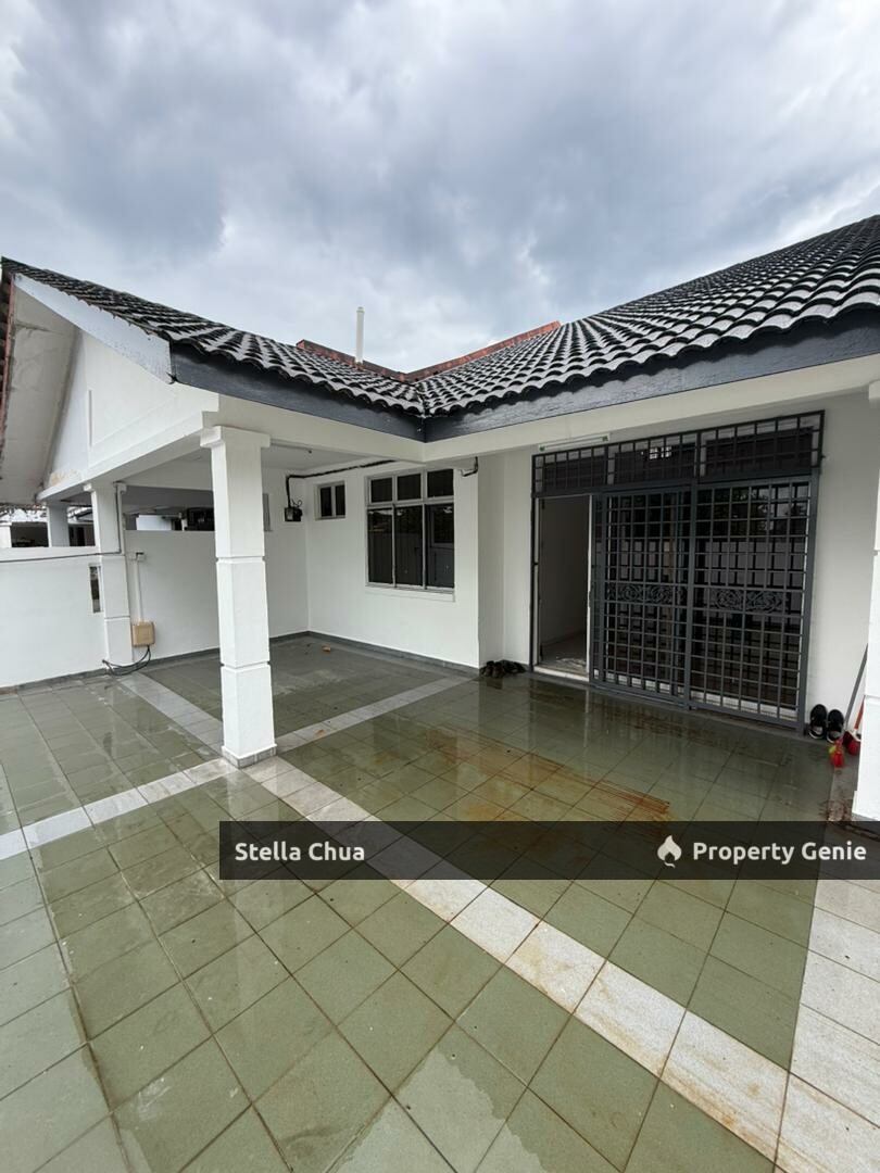Semi-D Corner lot for RENT in jalan api-api, Taman Megah Ria