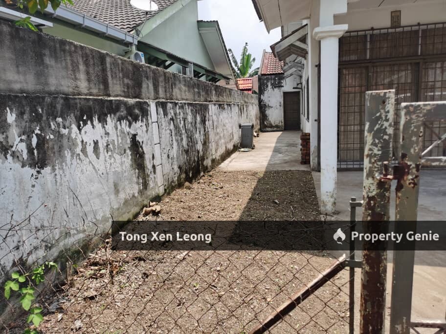 1 Storey with Extra Land @ Pokok Mangga For Sale !!