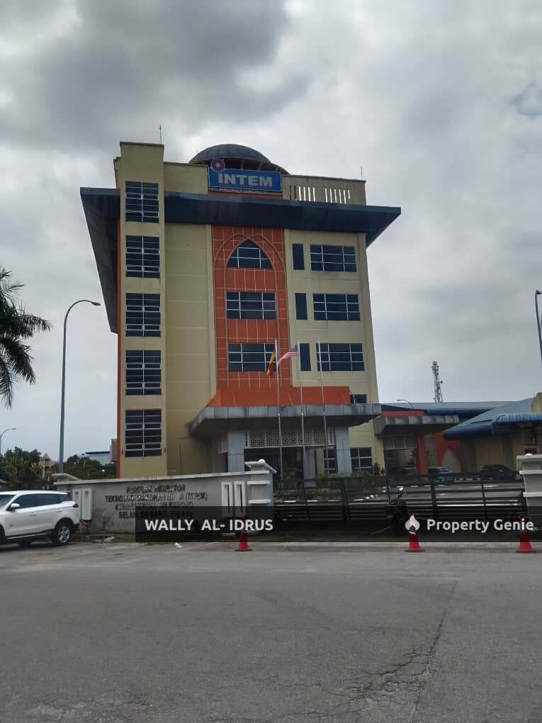 1.5 storey terrace industrial end lot @ Kepong Industrial Park, KL