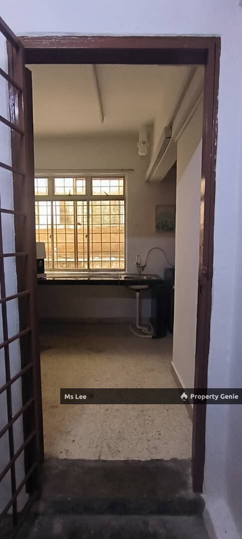 Male Room 4 RM750 @ 1st Floor Shop Apt-Sek 7-Shah Alam-near UITM-Ready Now