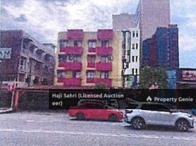 bangunan empat tingkat dengan lima unit kedai di tingkat bawah dan lima belas unit pangsapuri di tingkat 1 hingga 3