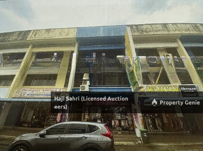 Lot tengah kedai pejabat tiga tingkat yang beralamat pos di No. 11, Lorong Medan Kangar, 01000, Kangar, Perlis