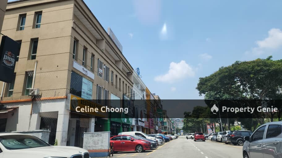 The strand shoplot C026